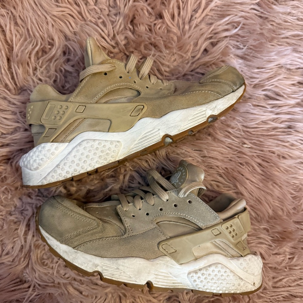 TAN AIR HUARACHE BY NIKE